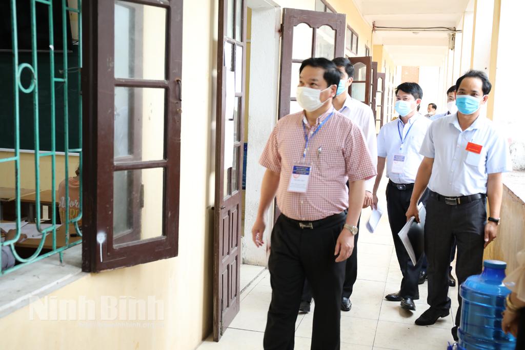 Đồng chí Phó Chủ tịch Thường trực UBND tỉnh kiểm tra công tác thi