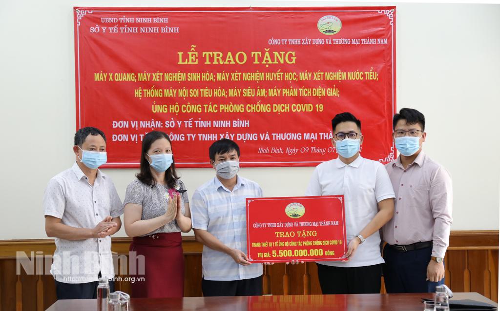 Trao tặng thiết bị và máy móc cho ngành Y tế phòng, chống dịch COVID-19