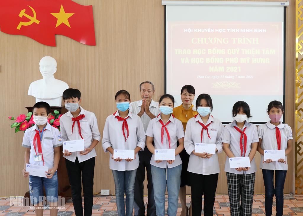 Trao học bổng quỹ Thiện Tâm và học bổng Phú Mỹ Hưng