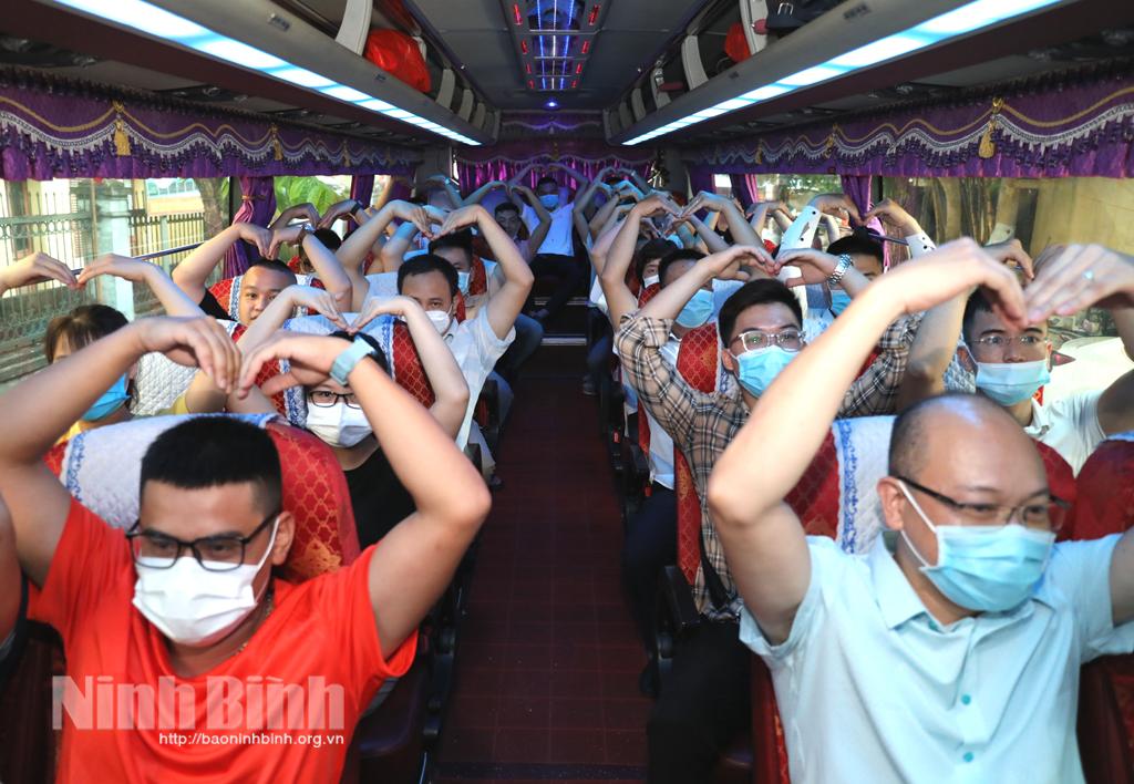 42 cán bộ y tế Ninh Bình lên đường hỗ trợ thành phố Hồ Chí Minh chống dịch COVID-19