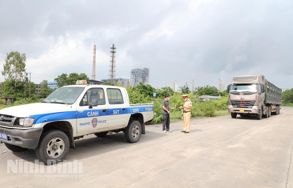 Quyết liệt xử lý vi phạm về tải trọng trên các tuyến đê