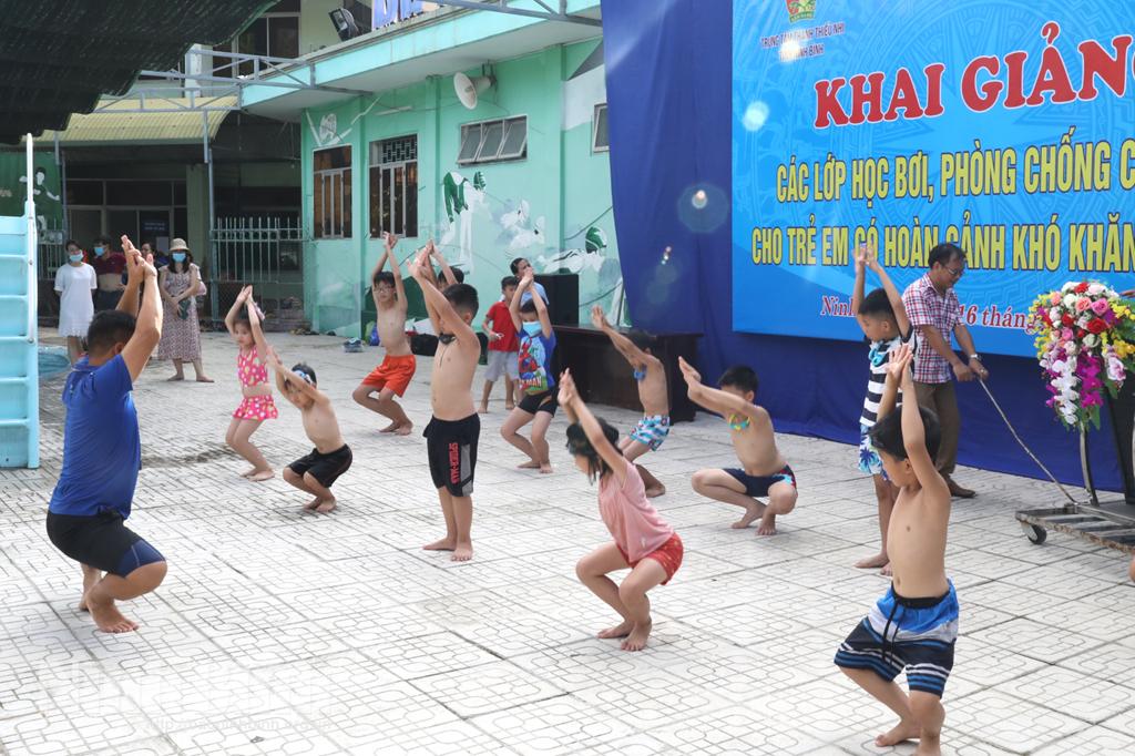 Khai giảng lớp dạy bơi miễn phí cho trẻ em có hoàn cảnh khó khăn