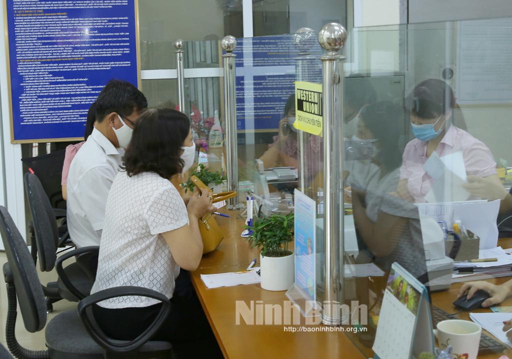 Tích cực gửi tiền tiết kiệm vì người nghèo