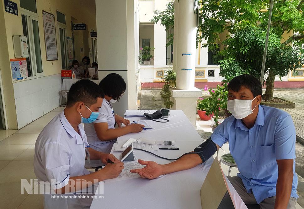 Tổ chức xét nghiệm phát hiện nhiễm SARS-COV-2 cho các đối tượng nguy cơ trên địa bàn tỉnh Ninh Bình