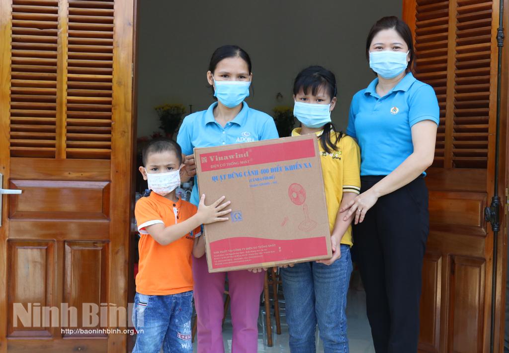 Trao tiền hỗ trợ xây nhà "Mái ấm công đoàn"