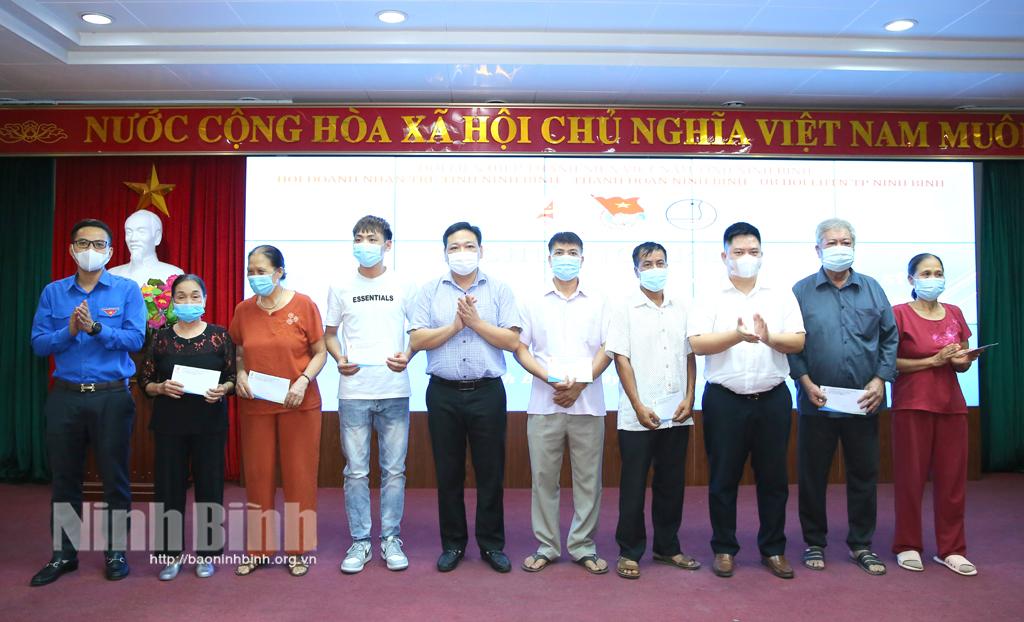 Hội Doanh nhân trẻ tặng quà cho thương bệnh binh và gia đình chính sách