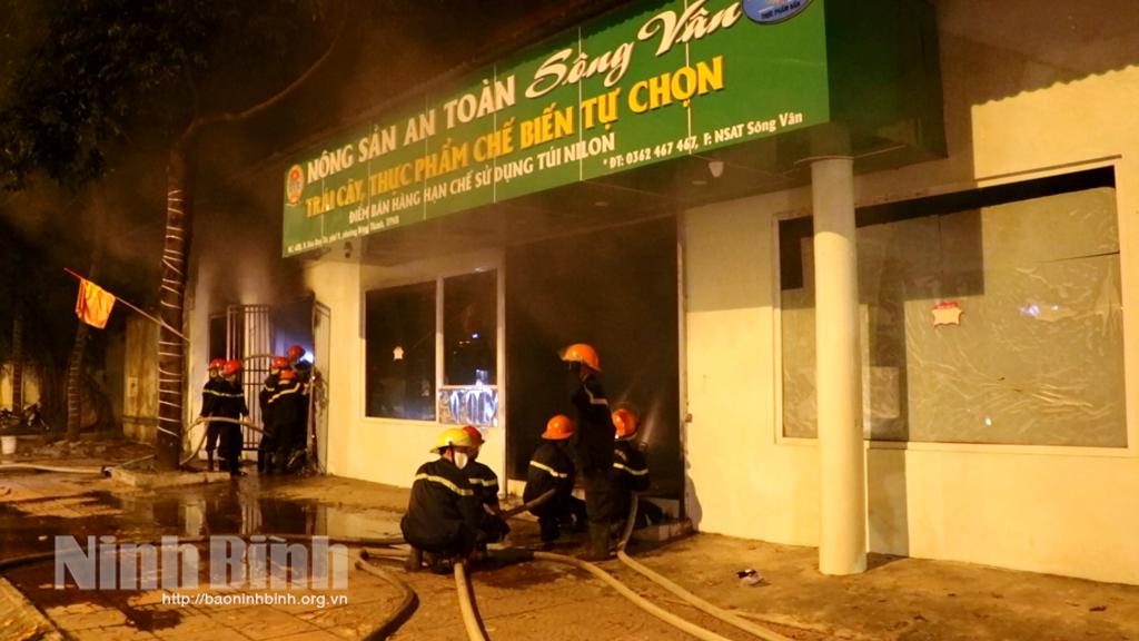 Xảy ra cháy tại cơ sở kinh doanh nông sản Sông Vân