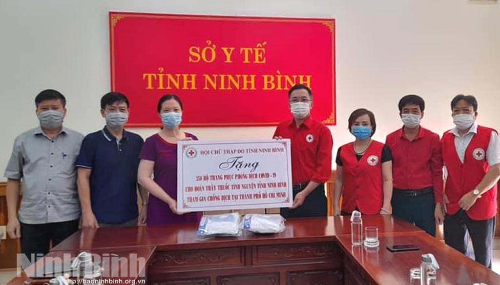 Hội Chữ thập đỏ tỉnh tặng trang phục phòng dịch COVID-19 cho Đoàn cán bộ y tế Ninh Bình