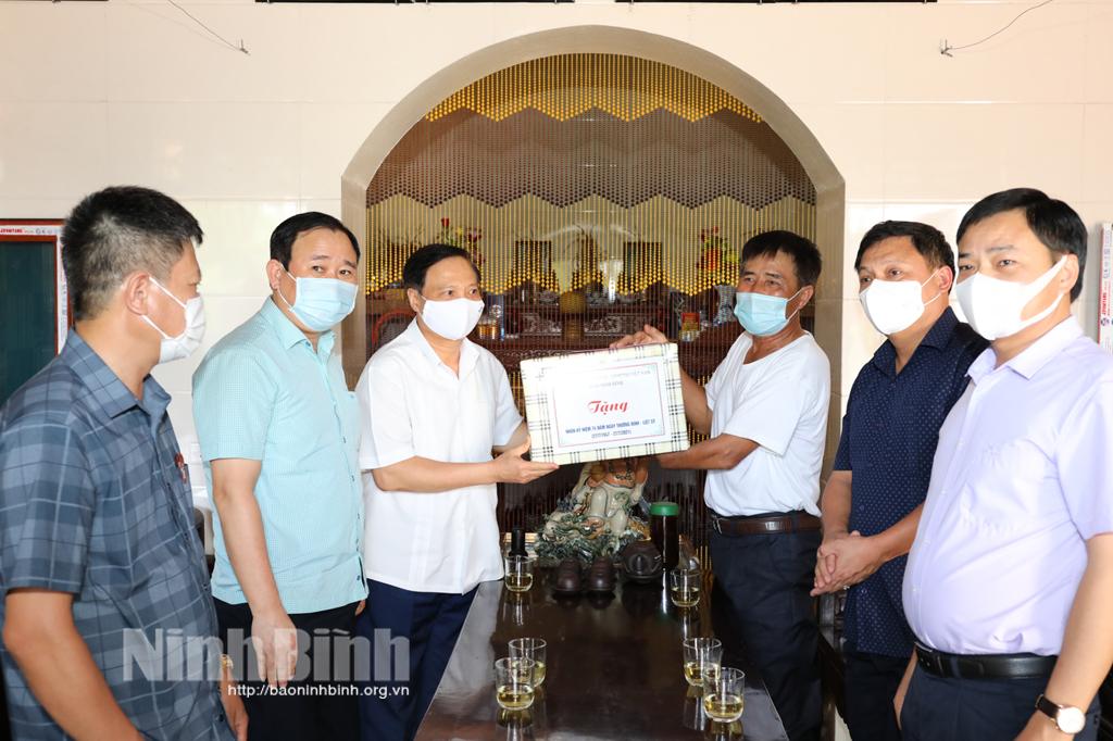 Các đồng chí lãnh đạo tỉnh thăm, tặng quà nhân ngày Thương binh, liệt sỹ 27/7