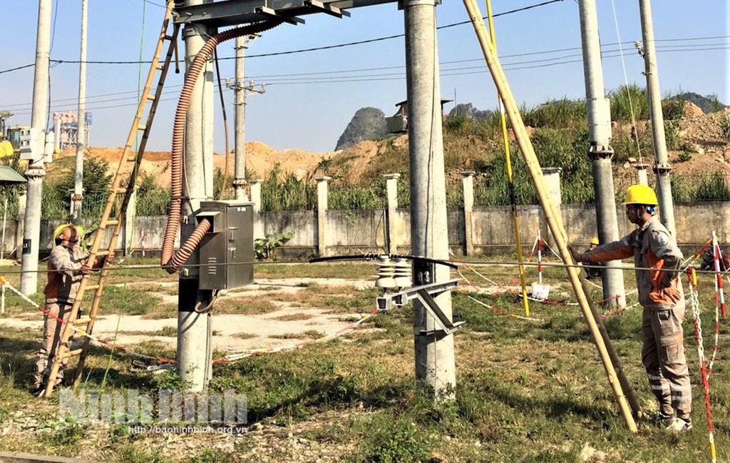 Cần đảm bảo khoảng cách an toàn giữa hệ thống cáp thông tin với đường dây điện