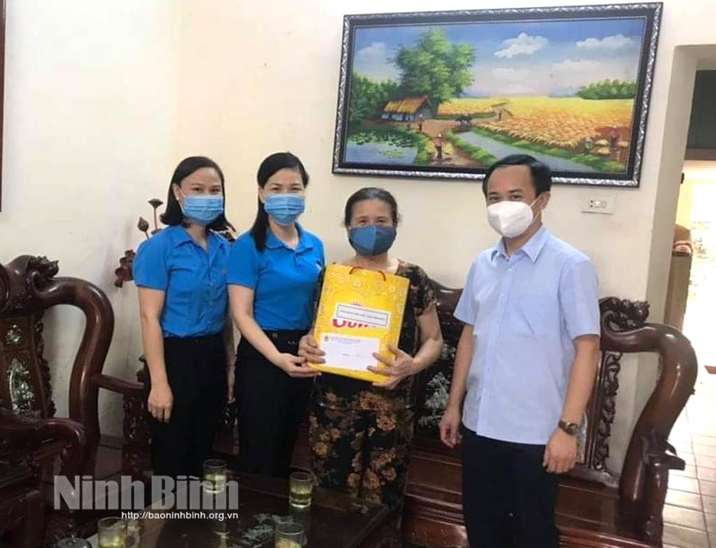 Công đoàn Viên chức tỉnh thăm, tặng quà gia đình cán bộ chủ chốt là con thương binh, liệt sỹ