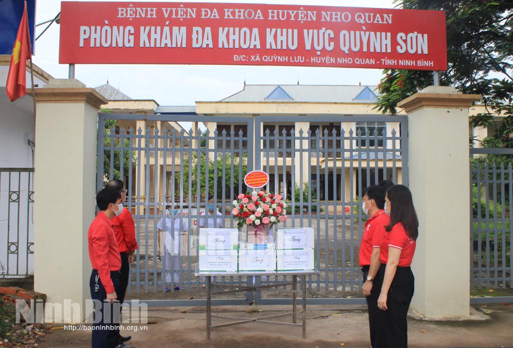 Hội Chữ thập đỏ tỉnh thăm, tặng quà các phòng khám đang điều trị bệnh nhân COVID-19