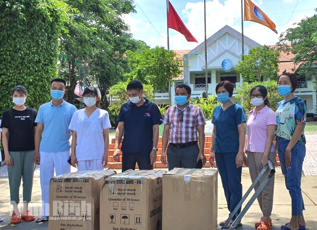 Hội đồng hương Ninh Bình tại thành phố Hồ Chí Minh tặng khẩu trang N95 cho Đoàn cán bộ y tế Ninh Bình