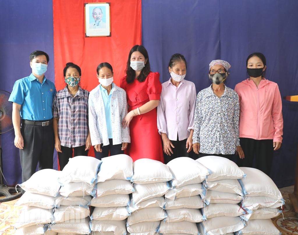 Tặng 3,2 tấn gạo cho người mù có hoàn cảnh đặc biệt khó khăn