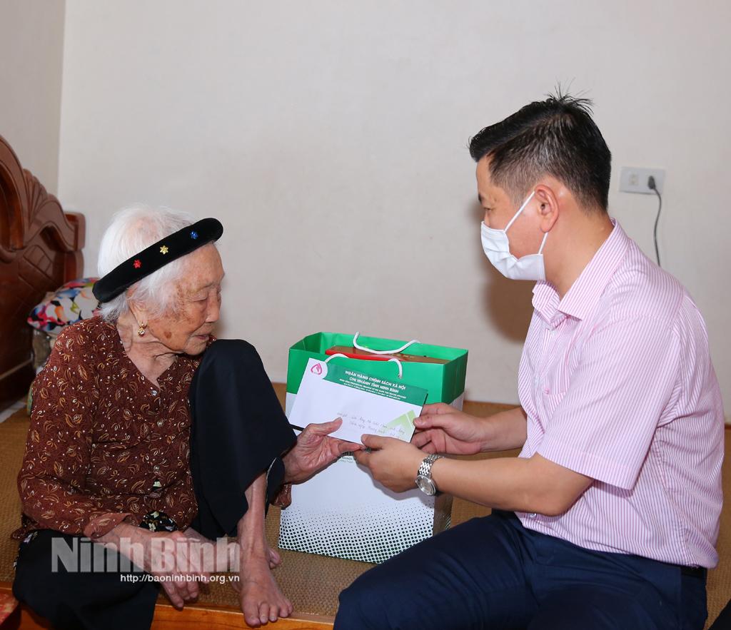 Ngân hàng CSXH Ninh Bình thăm, tặng quà Mẹ Việt Nam anh hùng