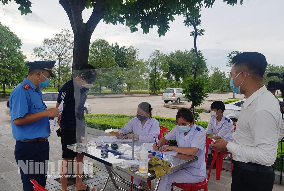 Tỉnh ủy Ninh Bình chỉ đạo tiếp tục tăng cường công tác phòng chống dịch COVID-19