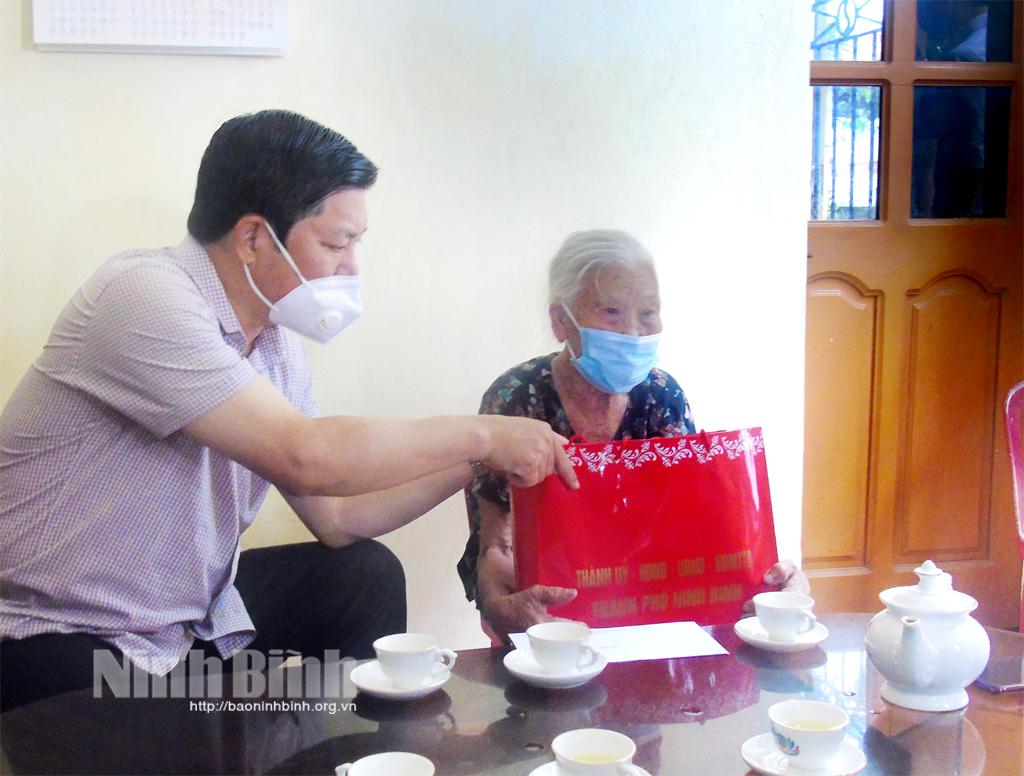 Thành phố Ninh Bình phát huy truyền thống "Uống nước nhớ nguồn"