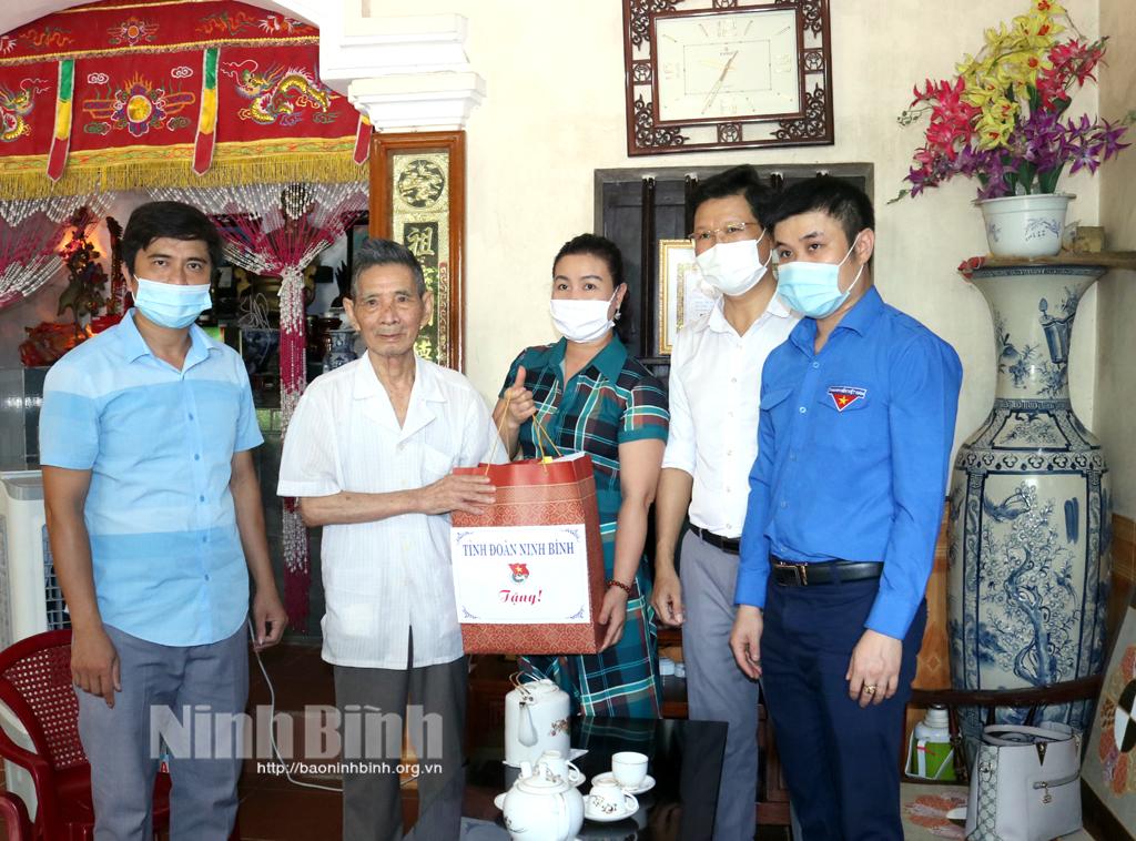 Thăm và tặng quà gia đình các thương binh, liệt sĩ của huyện Nho Quan