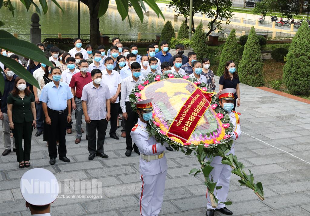 Thành phố Ninh Bình dâng hương tưởng niệm các Anh hùng liệt sĩ