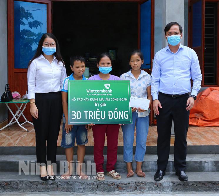 Trao kinh phí hỗ trợ xây nhà "Mái ấm công đoàn"