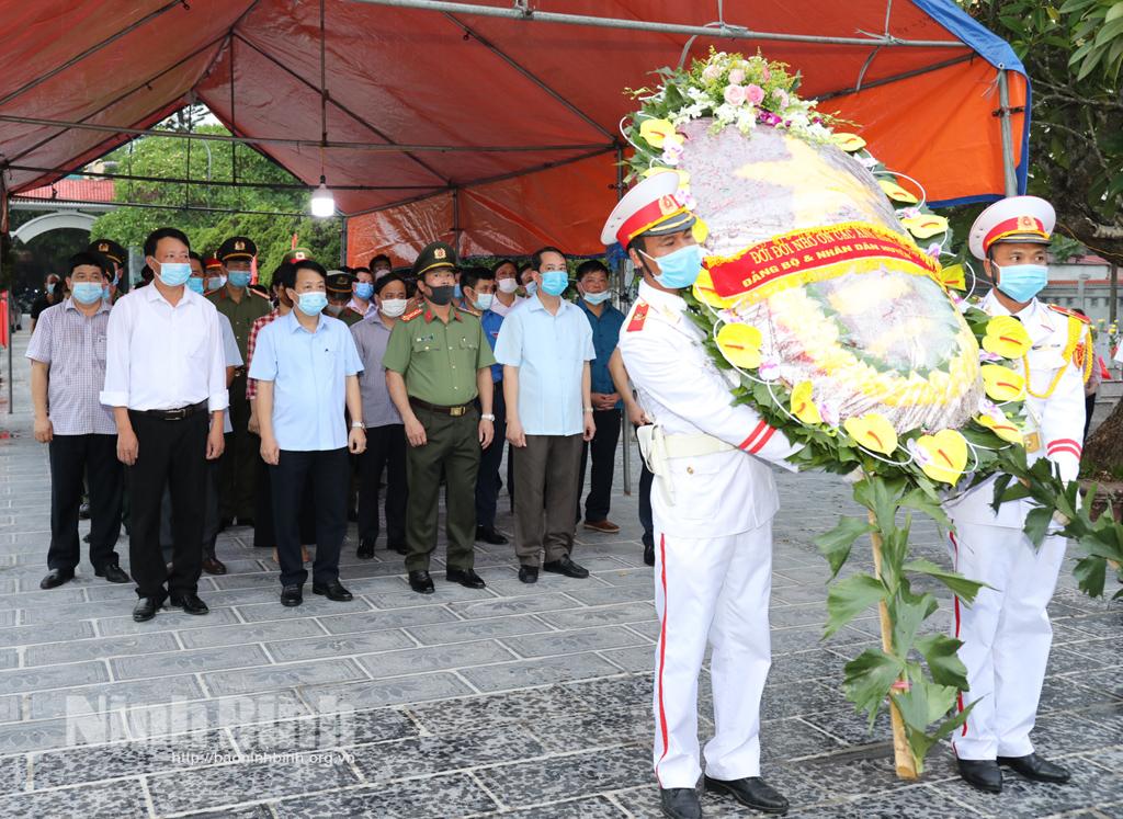 Các địa phương, đơn vị dâng hương, đặt vòng hoa, thắp nến tri ân các Anh hùng, liệt sĩ