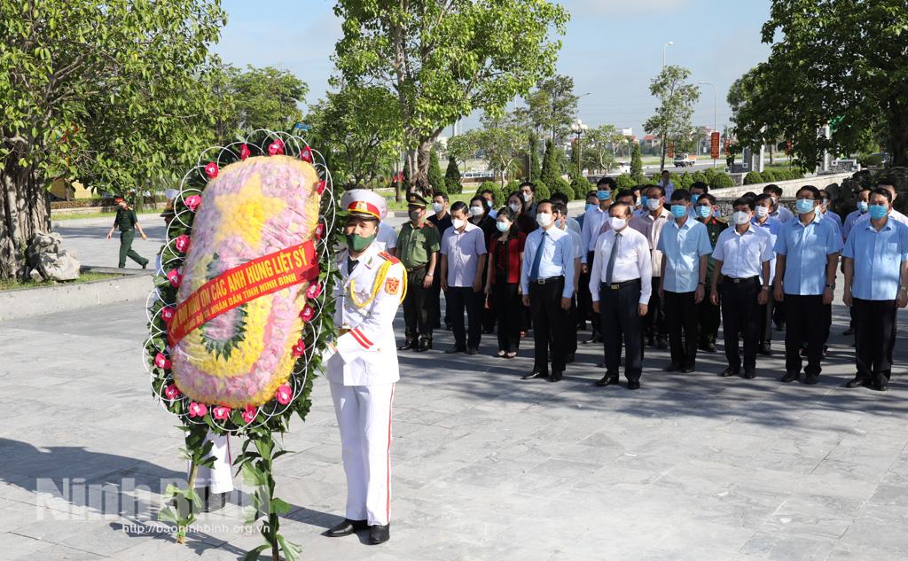 Các đồng chí lãnh đạo tỉnh dâng hương tưởng nhớ các Anh hùng liệt sỹ nhân dịp 27/7