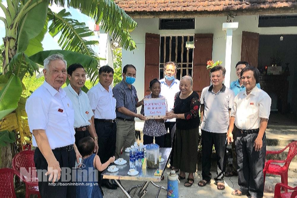 Câu lạc bộ thơ Việt Nam tỉnh Ninh Bình tặng quà gia đình chính sách của huyện Nho Quan