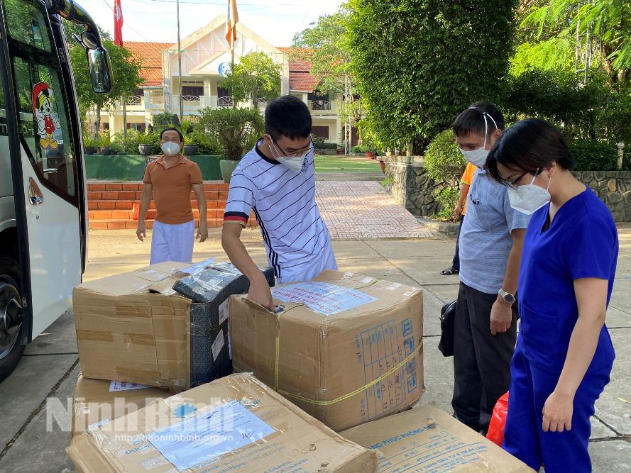 Đoàn cán bộ y tế Ninh Bình tiếp nhận vật tư phòng dịch