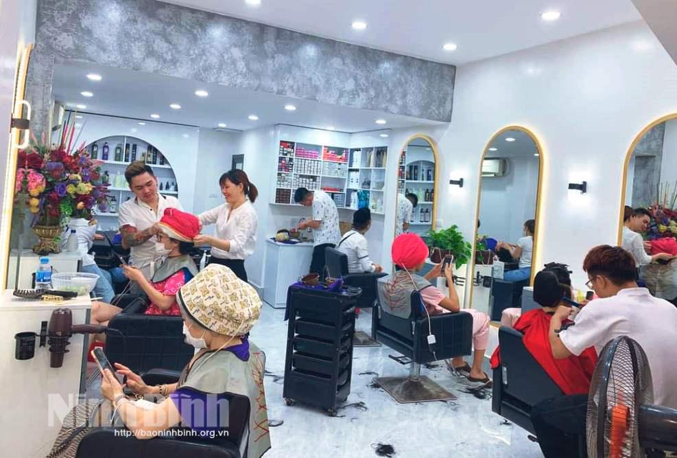 Ninh Bình: Từ 12h ngày 27/7 các nhà hàng, quán ăn, giải khát chỉ bán hàng mang về; dừng dịch vụ cắt tóc, gội đầu...