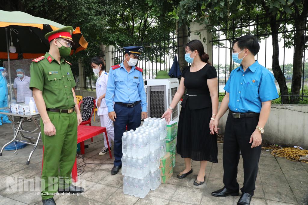 Tặng quà cho những người làm nhiệm vụ tại các chốt kiểm soát dịch bệnh