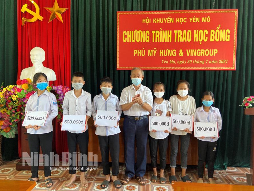 29 học sinh khó khăn huyện Yên Mô được nhận học bổng từ Thiện Tâm và Phú Mỹ Hưng