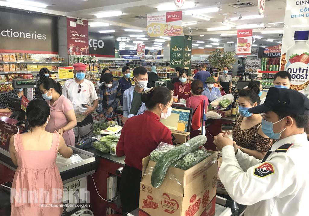 Người dân thành phố Ninh Bình đổ xô đi mua sắm, tích trữ thực phẩm