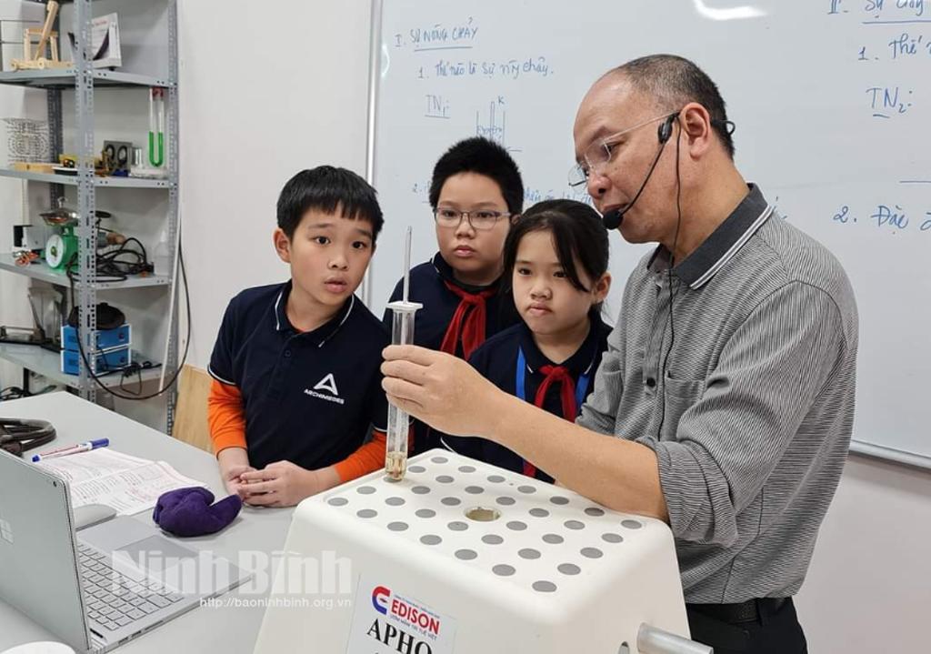 Người con quê hương Ninh Bình tâm huyết với sự nghiệp giáo dục