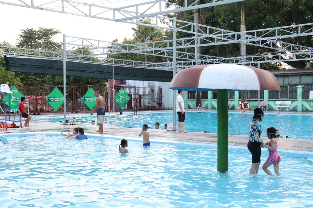 Bể bơi "hút khách" sau ngày mở cửa trở lại
