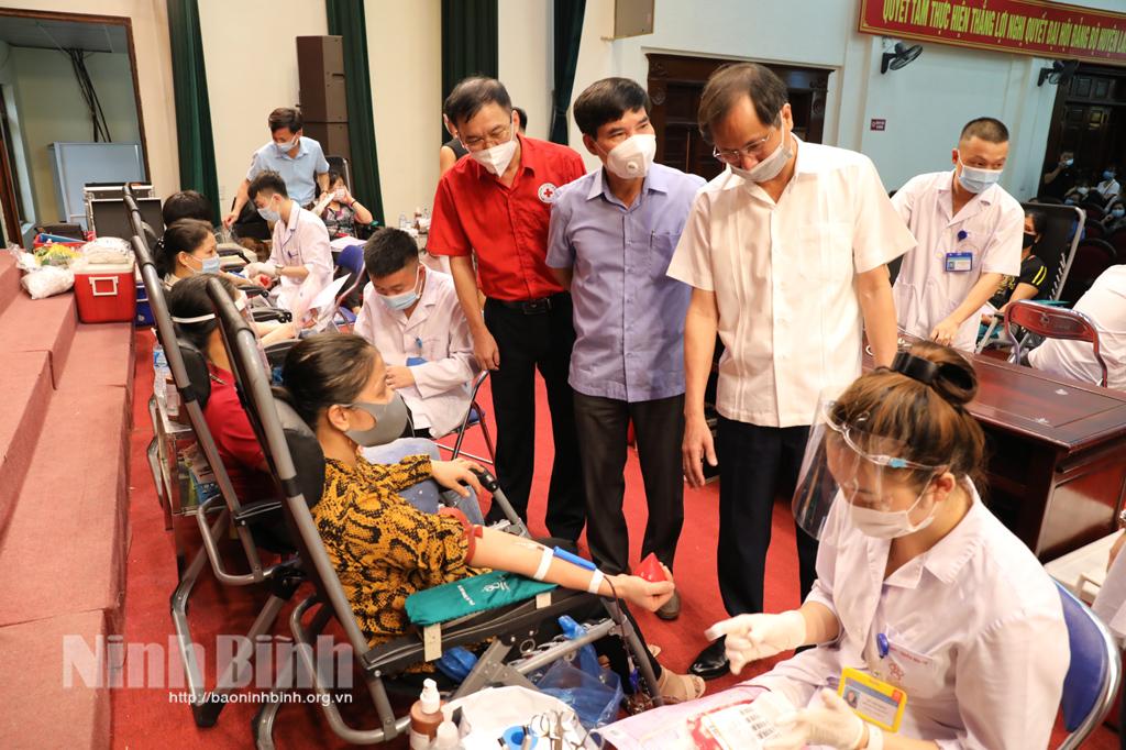 Hoa Lư tổ chức "Hiến máu tình nguyện vì miền Nam thân yêu" và gửi tặng 15.000 kính chắn giọt bắn, chung tay phòng chống dịch COVID-19