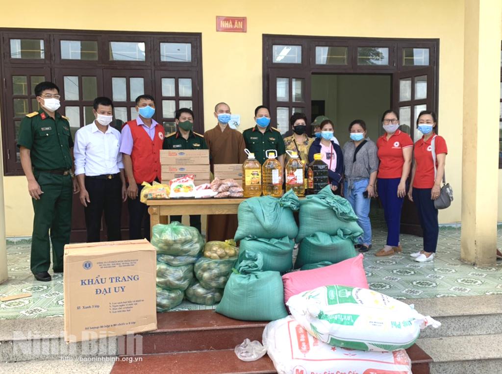 Tặng quà cho khu cách ly tập trung trên địa bàn huyện Yên Khánh