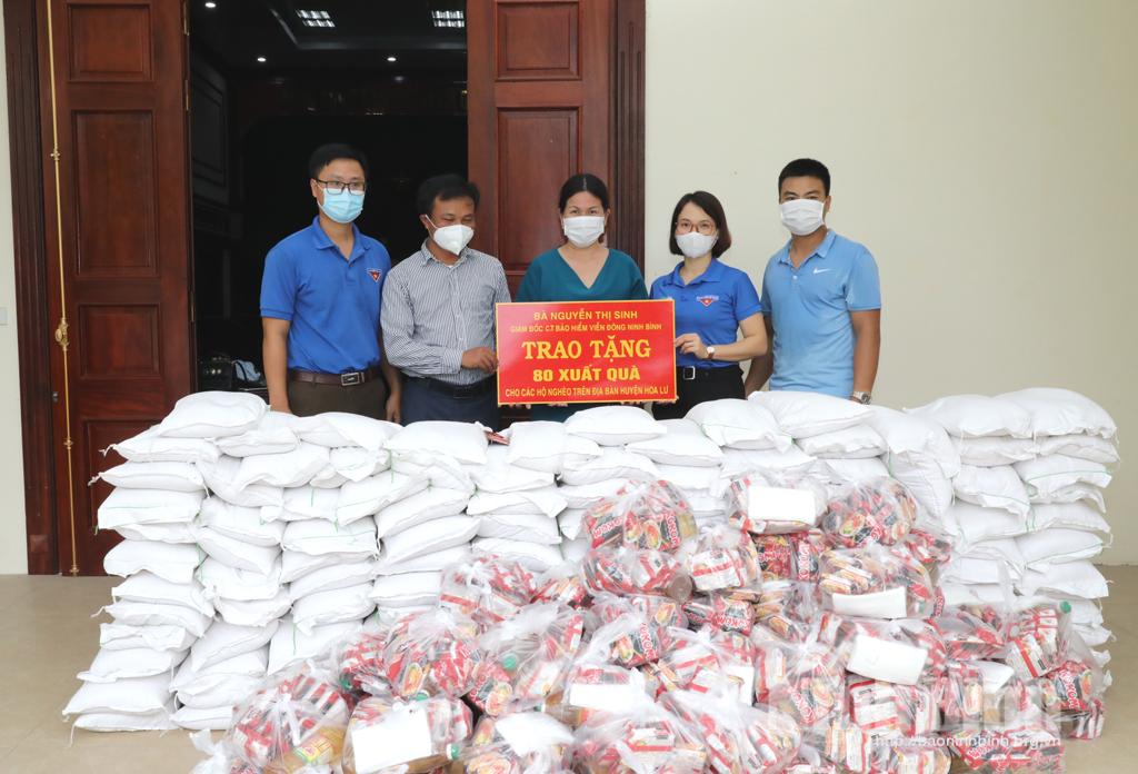 Tặng 80 suất quà cho hộ nghèo trên địa bàn huyện Hoa Lư