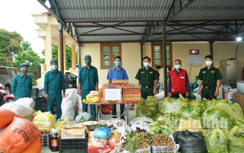 Tặng nhu yếu phẩm cho khu cách ly huyện Kim Sơn