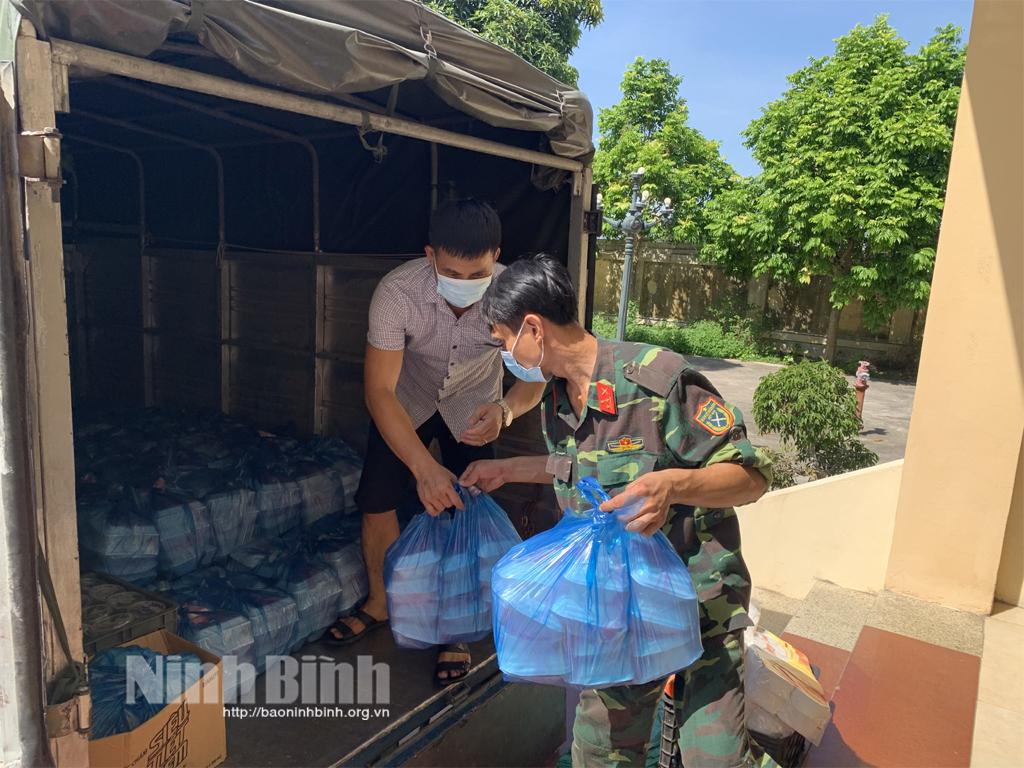 Thắt chặt thêm tình quân - dân giữa mùa dịch