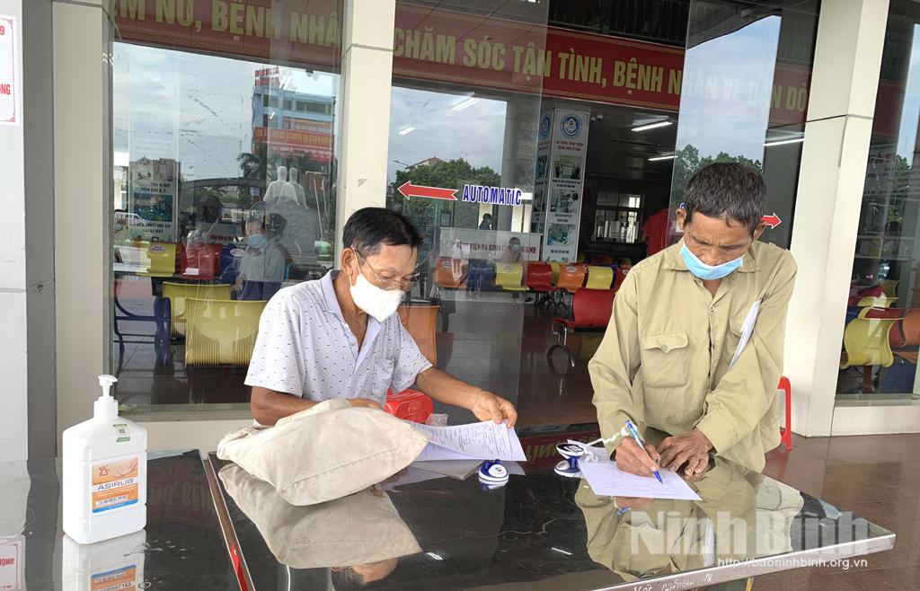 Bệnh viện Đa khoa Ninh Bình: Kiểm soát chặt dịch COVID-19, giúp người dân yên tâm khám chữa bệnh