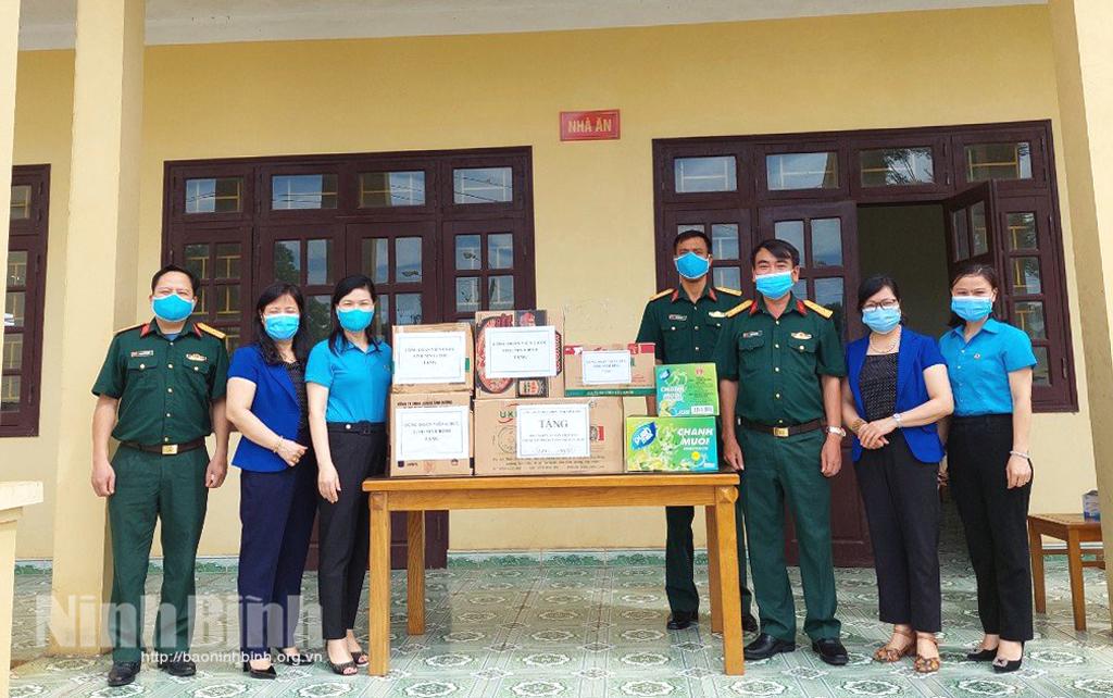 Công đoàn Viên chức tỉnh tặng nhu yếu phẩm cho cơ sở cách ly tập trung huyện Yên Khánh