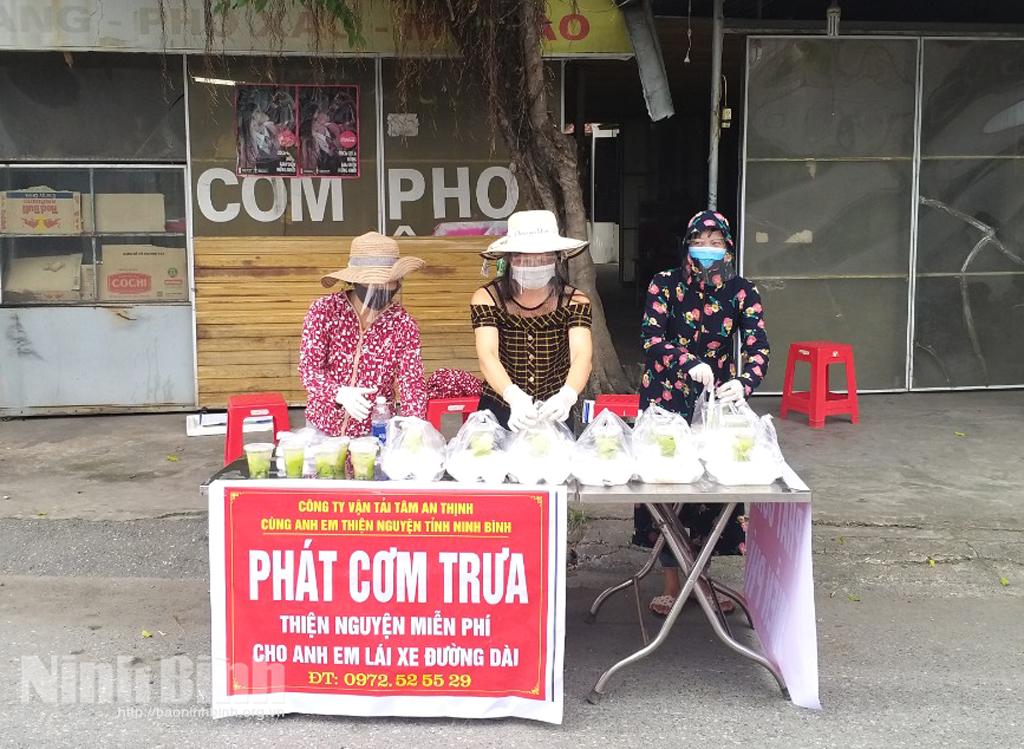 Phát hàng trăm suất cơm miễn phí cho lái xe đường dài tuyến Bắc - Nam