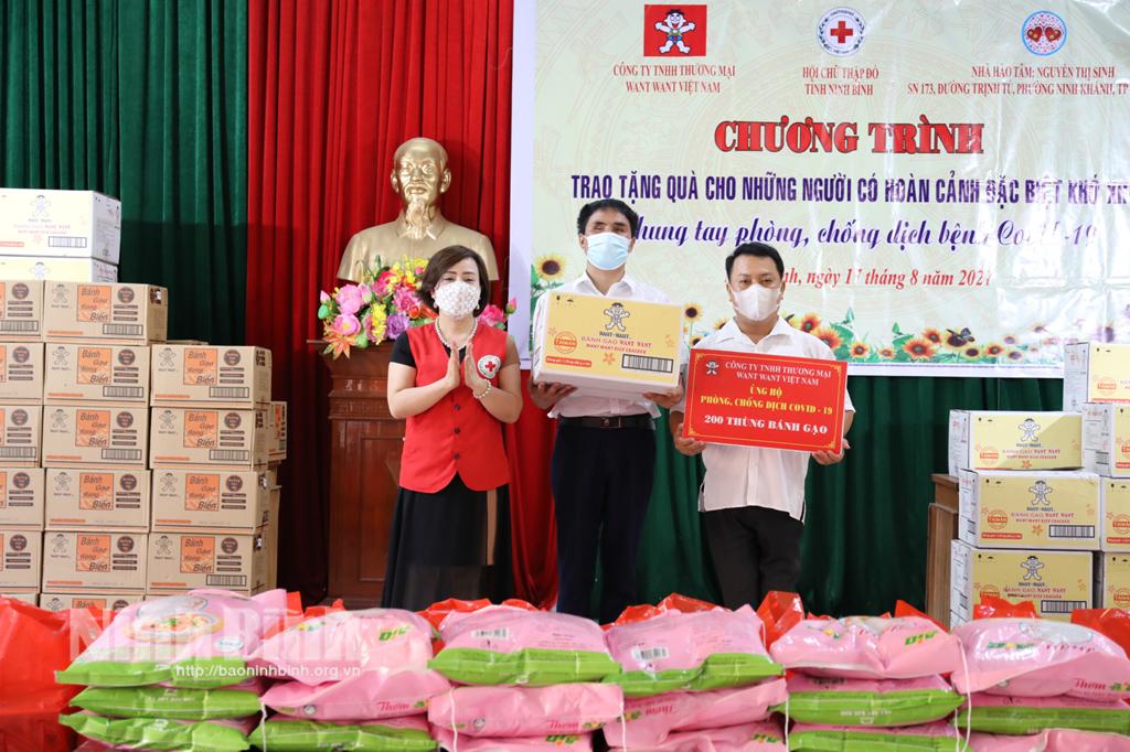 Tặng quà cho những người có hoàn cảnh đặc biệt khó khăn bị ảnh hưởng bởi dịch COVID-19 tại Yên Khánh