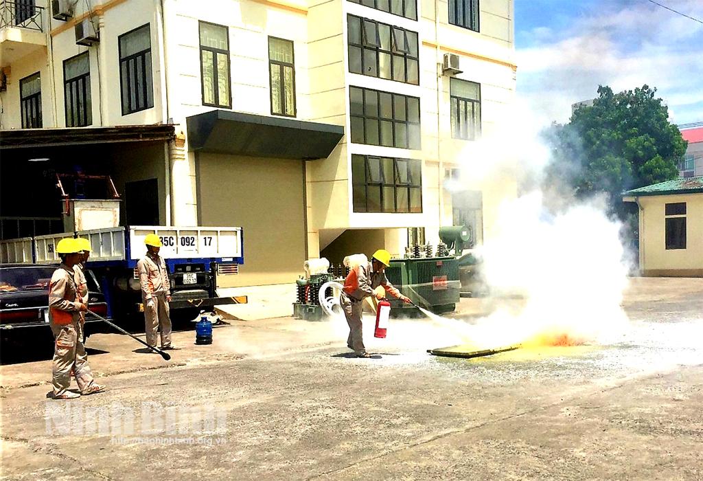 Đẩy mạnh công tác phòng cháy, chữa cháy, vận hành lưới điện an toàn