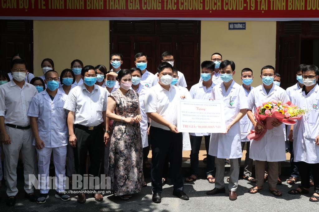 Hội Doanh nhân trẻ tặng 90 triệu đồng cho đoàn cán bộ y tế tỉnh Ninh Bình tham gia chống dịch tại Bình Dương