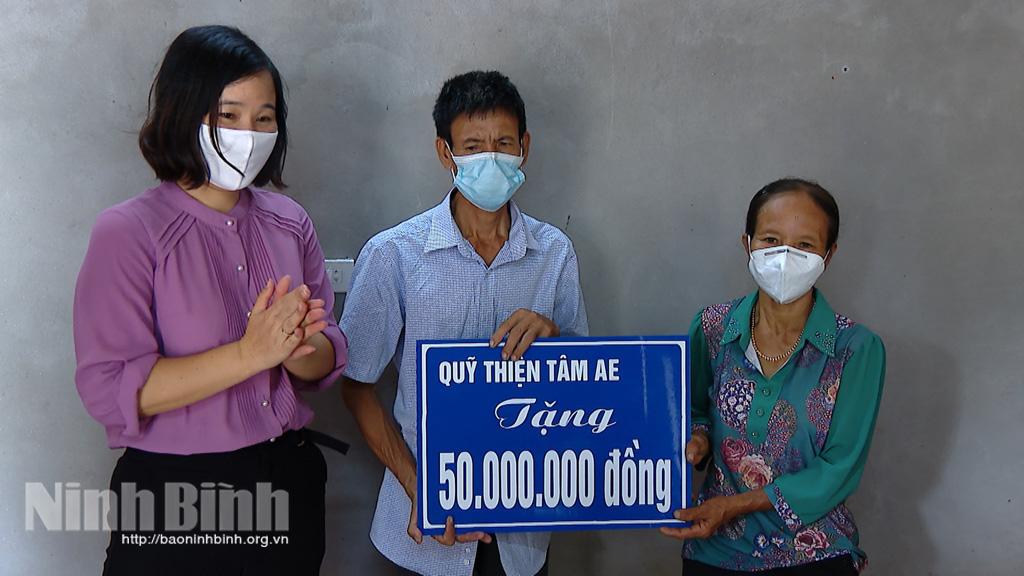 Khánh thành nhà "Mái ấm tình thương" và tặng quà cho phụ nữ khó khăn