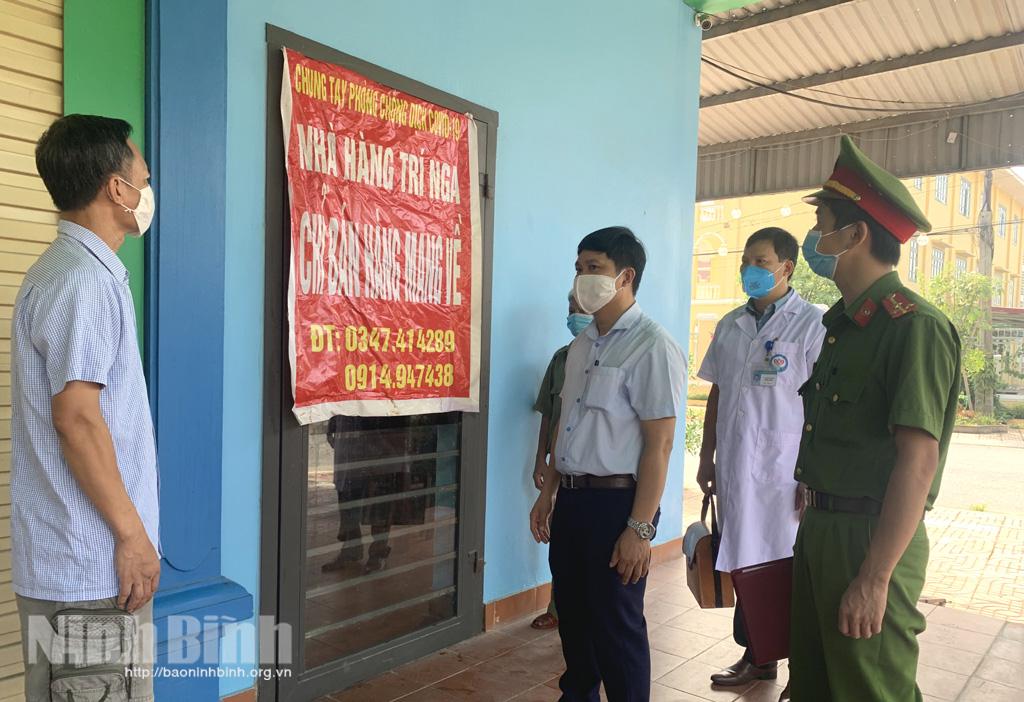 Thực hiện nghiêm quy định không bán hàng ăn, uống tại chỗ