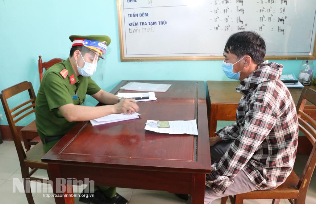 Liên tiếp phát hiện những gian lận về giấy tờ nhằm "thông chốt" kiểm soát vào Ninh Bình