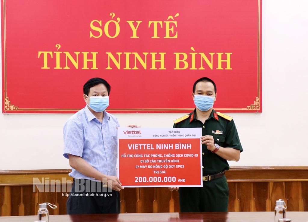 Viettel Ninh Bình hỗ trợ trang thiết bị y tế phục vụ công tác phòng chống dịch COVID -19