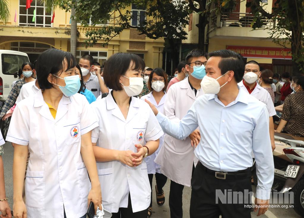 Đoàn cán bộ y tế Ninh Bình lên đường tham gia chống dịch tại thành phố Hồ Chí Minh